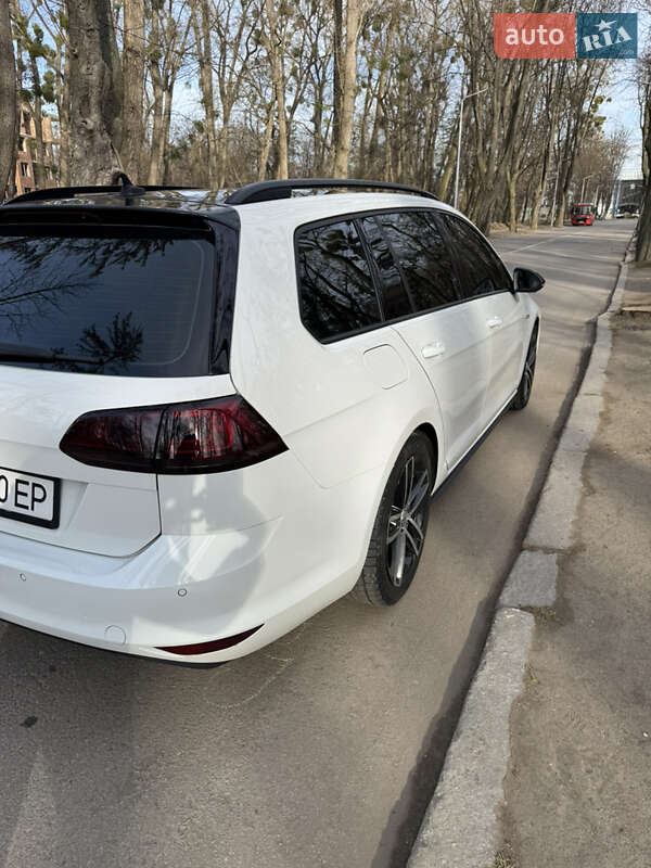 Універсал Volkswagen Golf 2015 в Чернівцях