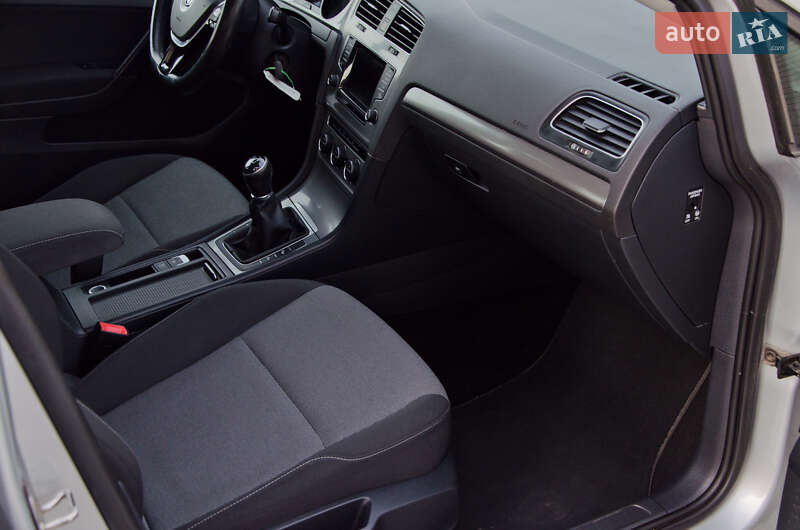 Універсал Volkswagen Golf 2015 в Сарнах