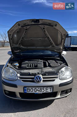 Хэтчбек Volkswagen Golf 2004 в 