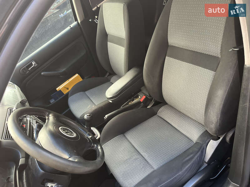 Хэтчбек Volkswagen Golf 2003 в Тернополе