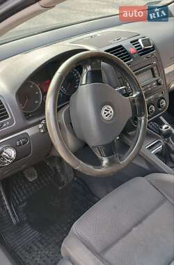 Хетчбек Volkswagen Golf 2005 в Чернівцях