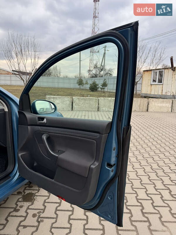 Хэтчбек Volkswagen Golf 2006 в Лубнах