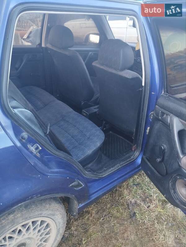 Хетчбек Volkswagen Golf 1992 в Путилі