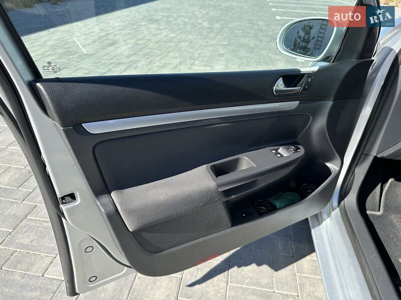 Хэтчбек Volkswagen Golf 2008 в Луцке