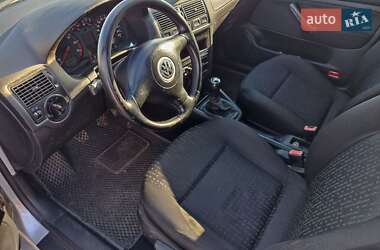 Хэтчбек Volkswagen Golf 2001 в 