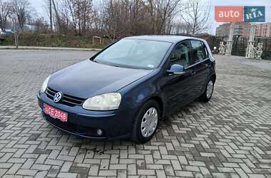 Хетчбек Volkswagen Golf 2004 в Чернівцях