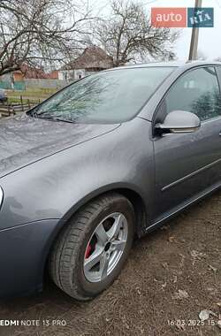 Хетчбек Volkswagen Golf 2005 в 