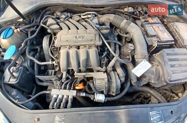 Хетчбек Volkswagen Golf 2004 в 