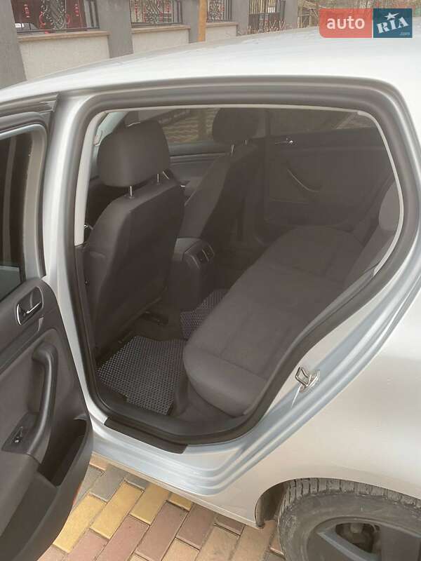 Хэтчбек Volkswagen Golf 2004 в Раздельной