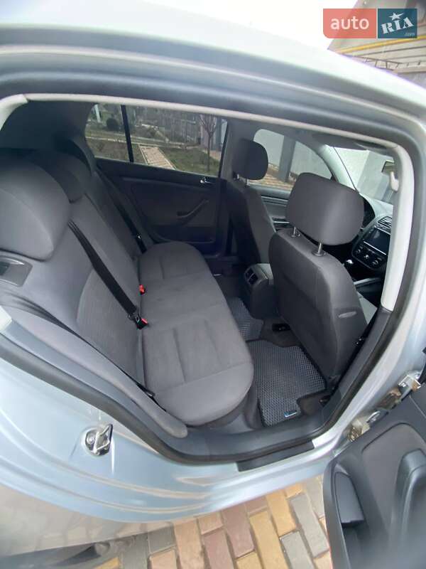 Хэтчбек Volkswagen Golf 2004 в Раздельной