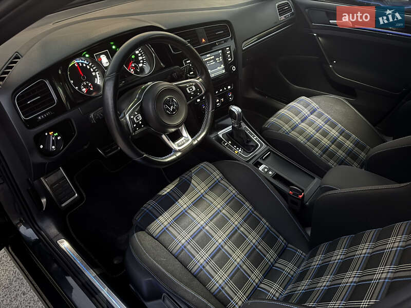 Хэтчбек Volkswagen Golf 2015 в Житомире