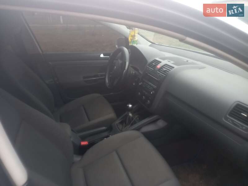 Хэтчбек Volkswagen Golf 2004 в Новом Буге