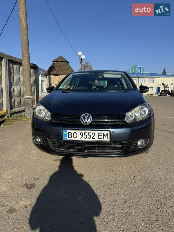 Хэтчбек Volkswagen Golf 2012 в 
