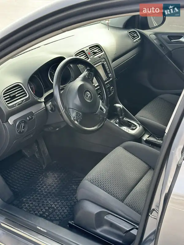 Хэтчбек Volkswagen Golf 2012 в 
