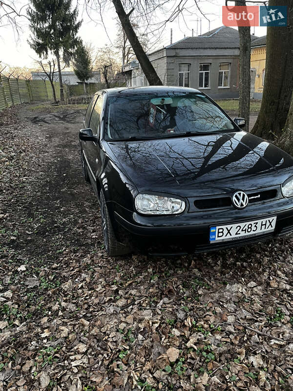 Хэтчбек Volkswagen Golf 2000 в 