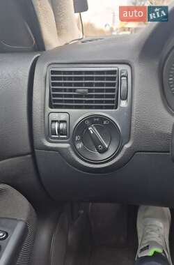 Хэтчбек Volkswagen Golf 2001 в 