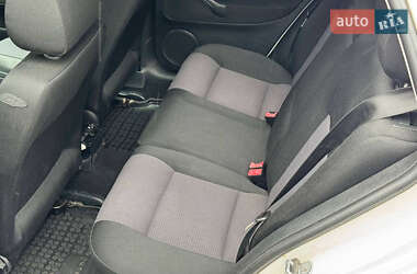 Хетчбек Volkswagen Golf 2001 в 