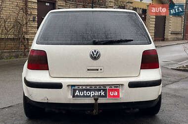 Хетчбек Volkswagen Golf 2001 в 