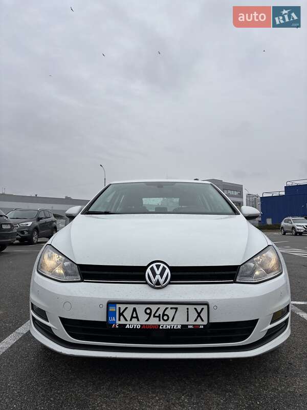 Хэтчбек Volkswagen Golf 2016 в Киеве