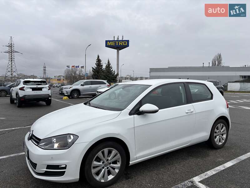 Хэтчбек Volkswagen Golf 2016 в Киеве