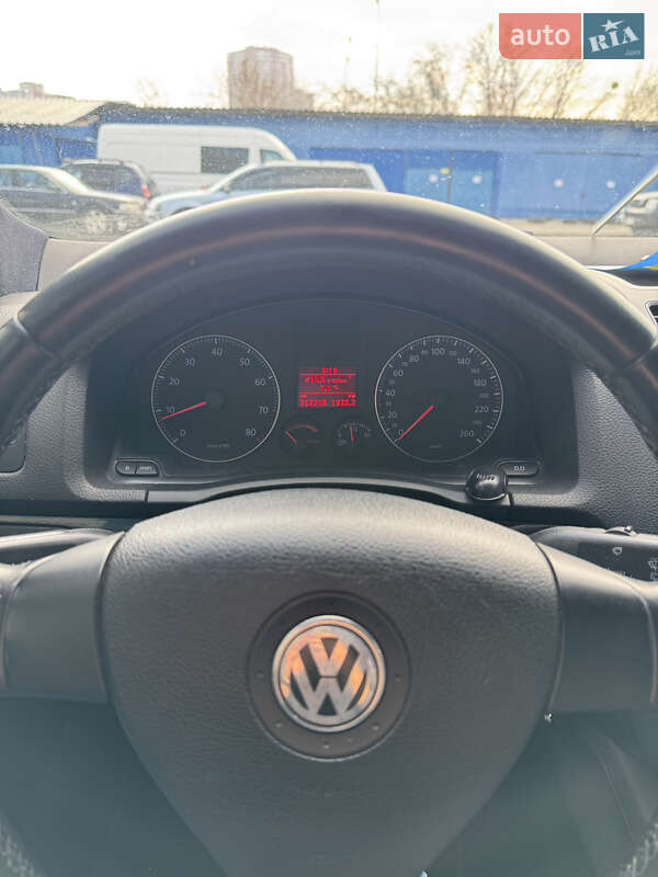 Хетчбек Volkswagen Golf 2006 в Києві