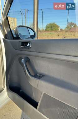 Хэтчбек Volkswagen Golf 2005 в 