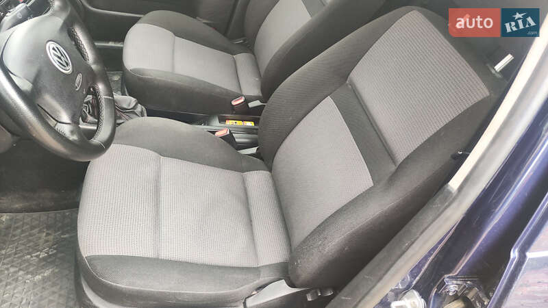 Хетчбек Volkswagen Golf 2001 в Перегінське