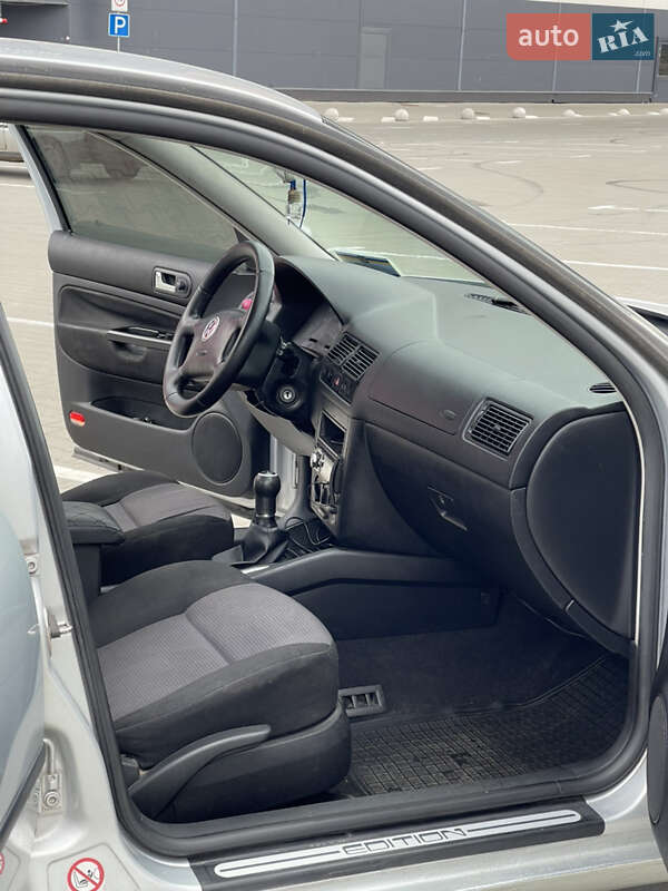 Хэтчбек Volkswagen Golf 2001 в Киеве
