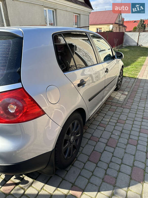 Хэтчбек Volkswagen Golf 2004 в Радивилове