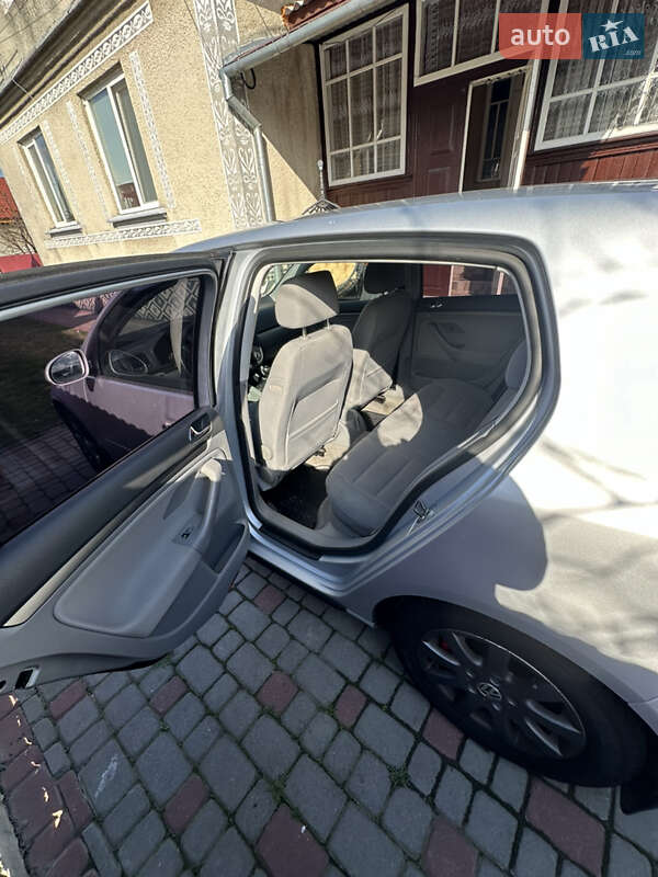 Хэтчбек Volkswagen Golf 2004 в Радивилове