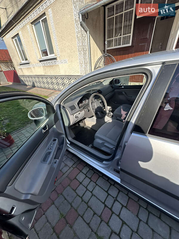 Хэтчбек Volkswagen Golf 2004 в Радивилове