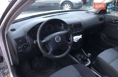 Хэтчбек Volkswagen Golf 2002 в 