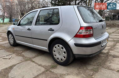 Хетчбек Volkswagen Golf 2002 в Чернівцях