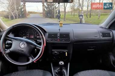 Хетчбек Volkswagen Golf 2001 в 