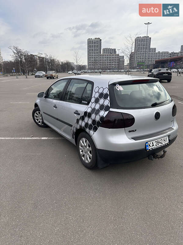 Хэтчбек Volkswagen Golf 2004 в 