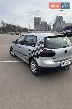 Хэтчбек Volkswagen Golf 2004 в 