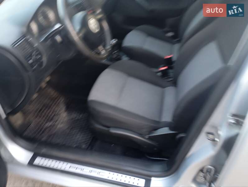 Хэтчбек Volkswagen Golf 2002 в Луцке