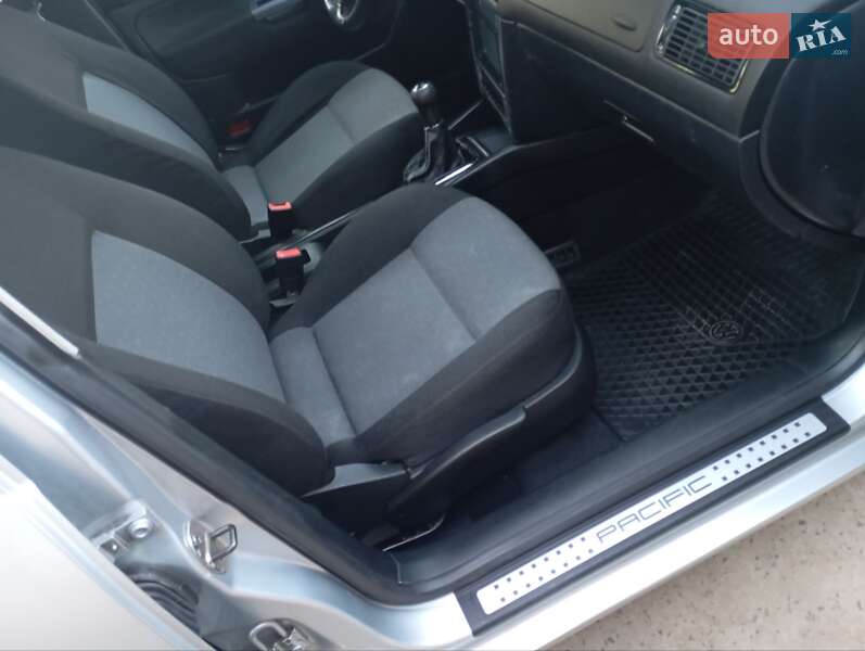Хэтчбек Volkswagen Golf 2002 в Луцке