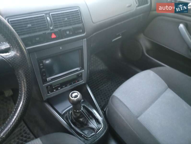 Хэтчбек Volkswagen Golf 2002 в Луцке