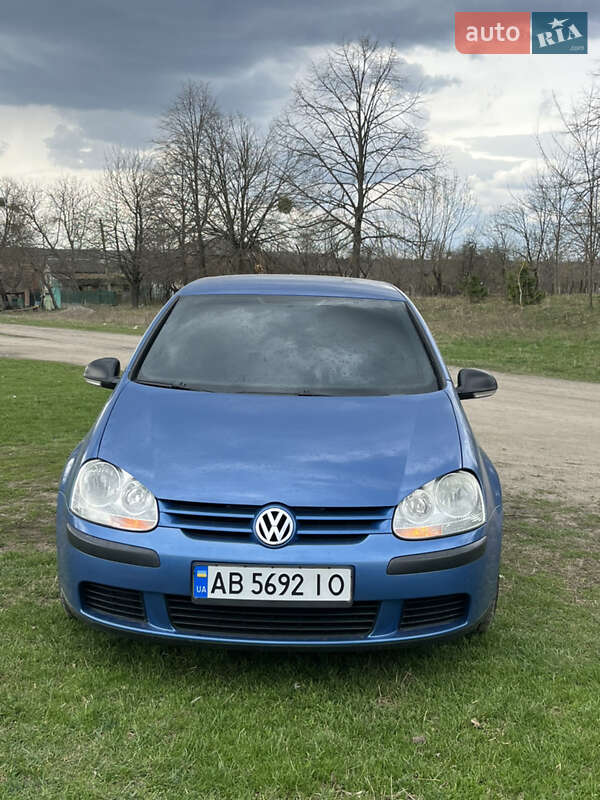 Хэтчбек Volkswagen Golf 2005 в 