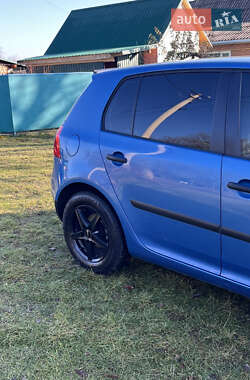 Хэтчбек Volkswagen Golf 2005 в 
