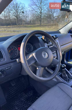Хэтчбек Volkswagen Golf 2005 в 
