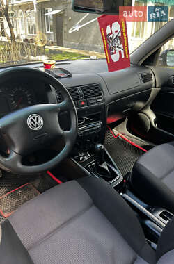 Хэтчбек Volkswagen Golf 2000 в 