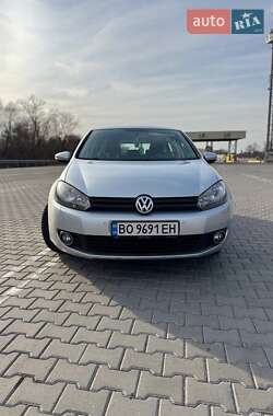 Хэтчбек Volkswagen Golf 2010 в 