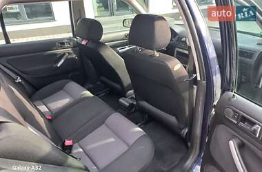 Хетчбек Volkswagen Golf 2003 в 