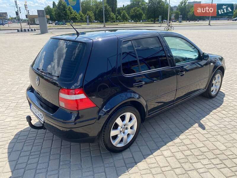 Хэтчбек Volkswagen Golf 2003 в 