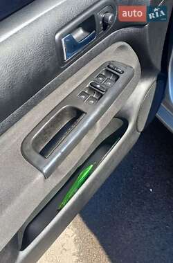 Хетчбек Volkswagen Golf 2003 в 