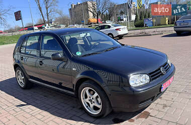 Хэтчбек Volkswagen Golf 2002 в 