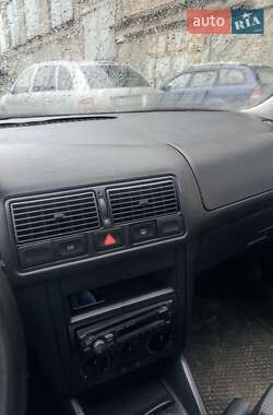 Хэтчбек Volkswagen Golf 2001 в 