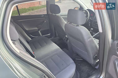 Хэтчбек Volkswagen Golf 2004 в 